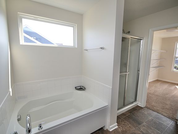 Master suite w walk in closet, shower, and garden tub.