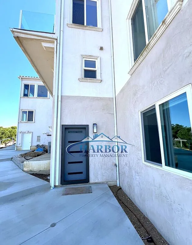 1 bed, 1.0 bath, $2,200 — Photo 1