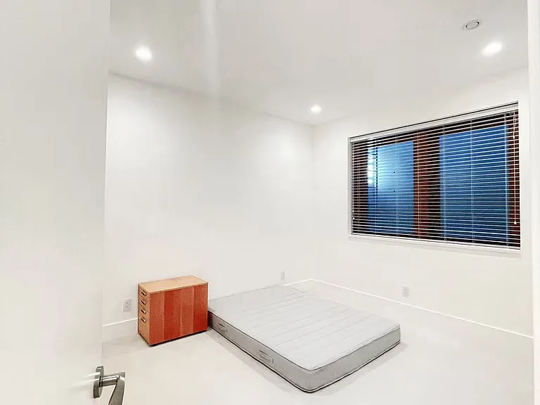 2320 Queens Ave — Photo 8