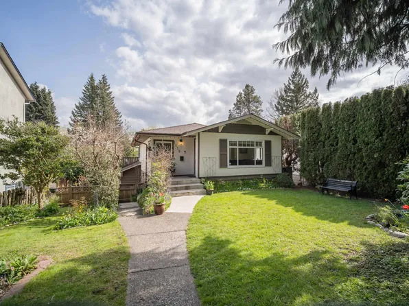 1119 Cloverley St, North Vancouver, BC V7L 1N7