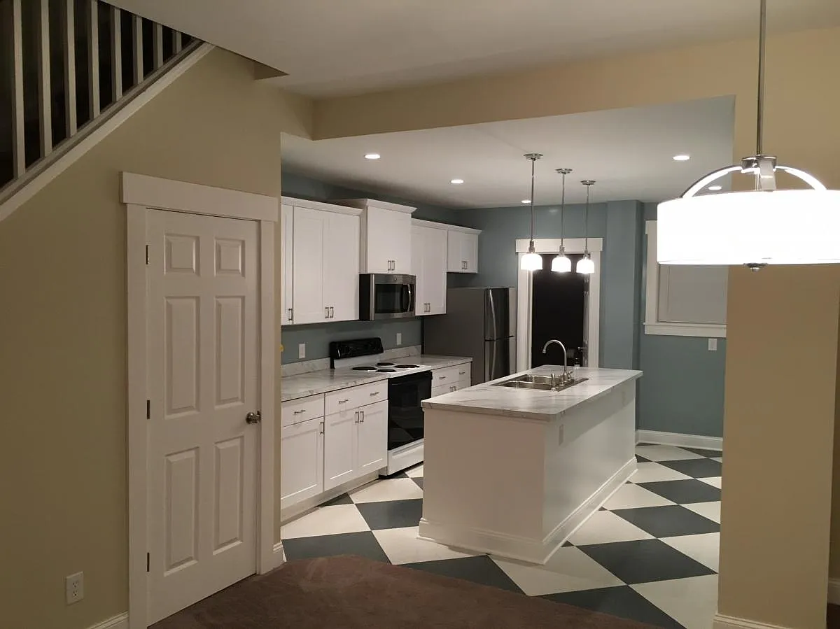 2358 Gladstone Avenue — Photo 3