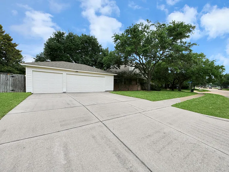 7130 Glenwood Dr — Photo 2