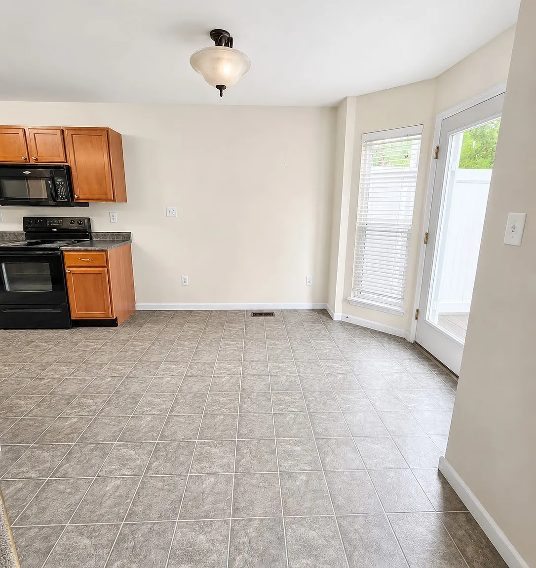 3 bed, 2.5 bath, 2220 sqft, $2,200 — Photo 4