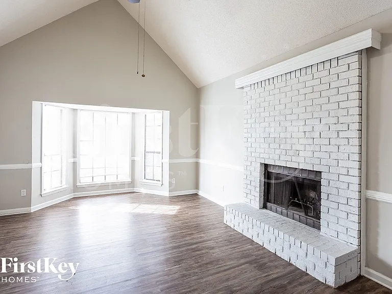 4812 Barkshire Dr — Photo 2