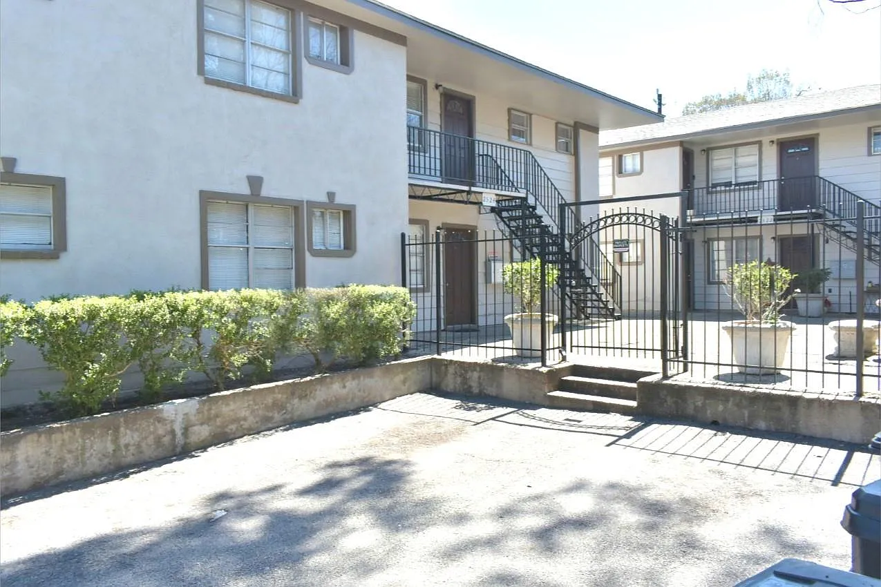 2 bed, 1.0 bath, 700 sqft, $1,050 — Photo 1