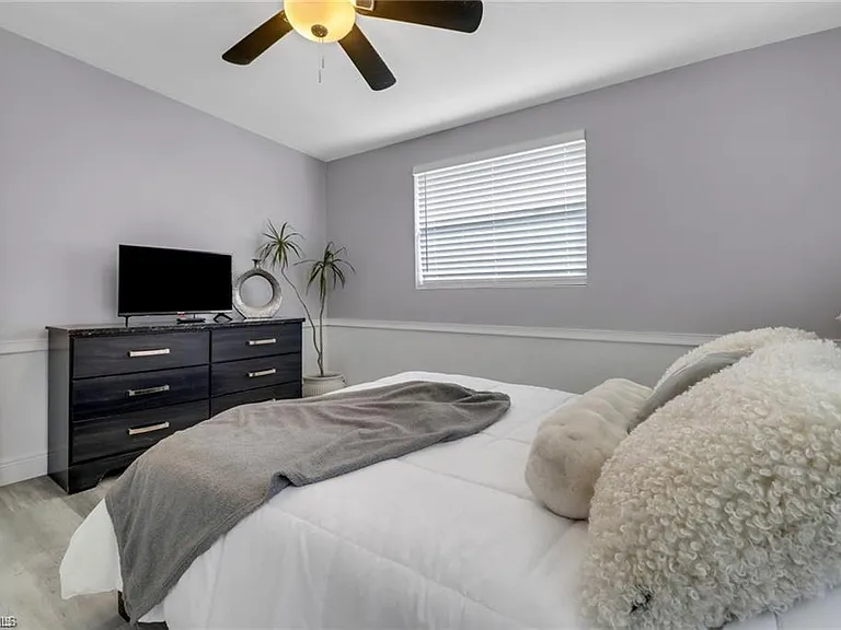 2047 Harbor Ln — Photo 17