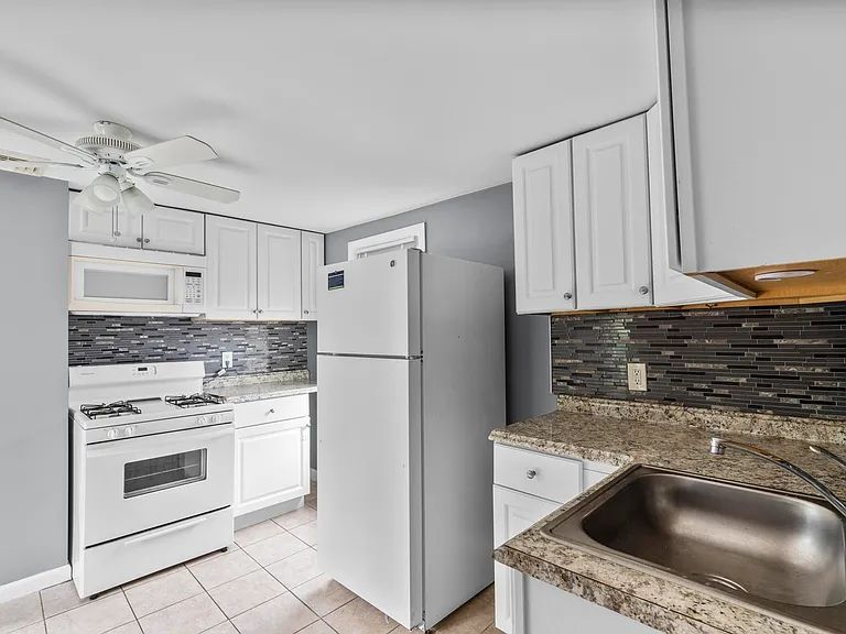287 Crown St #2 — Photo 8