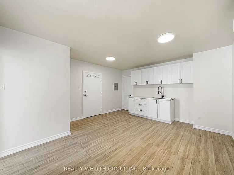 566 Queen St W — Photo 8