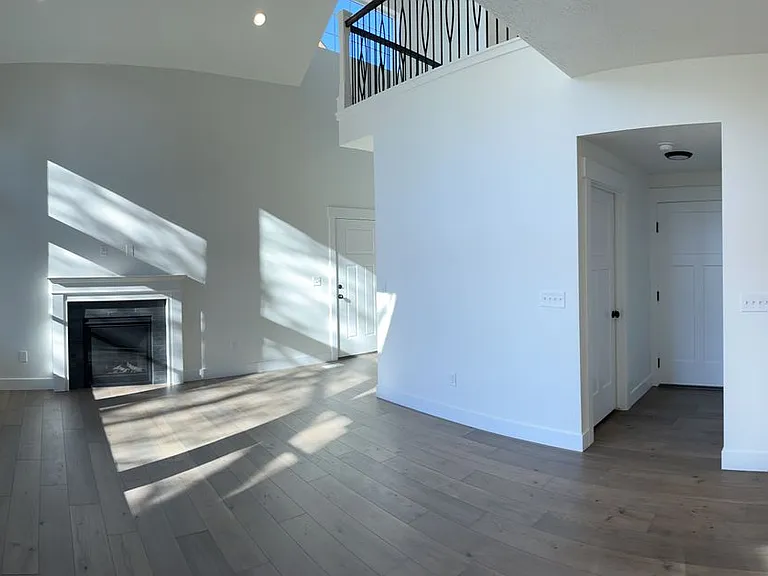 682 E Benbrook Ln — Photo 23