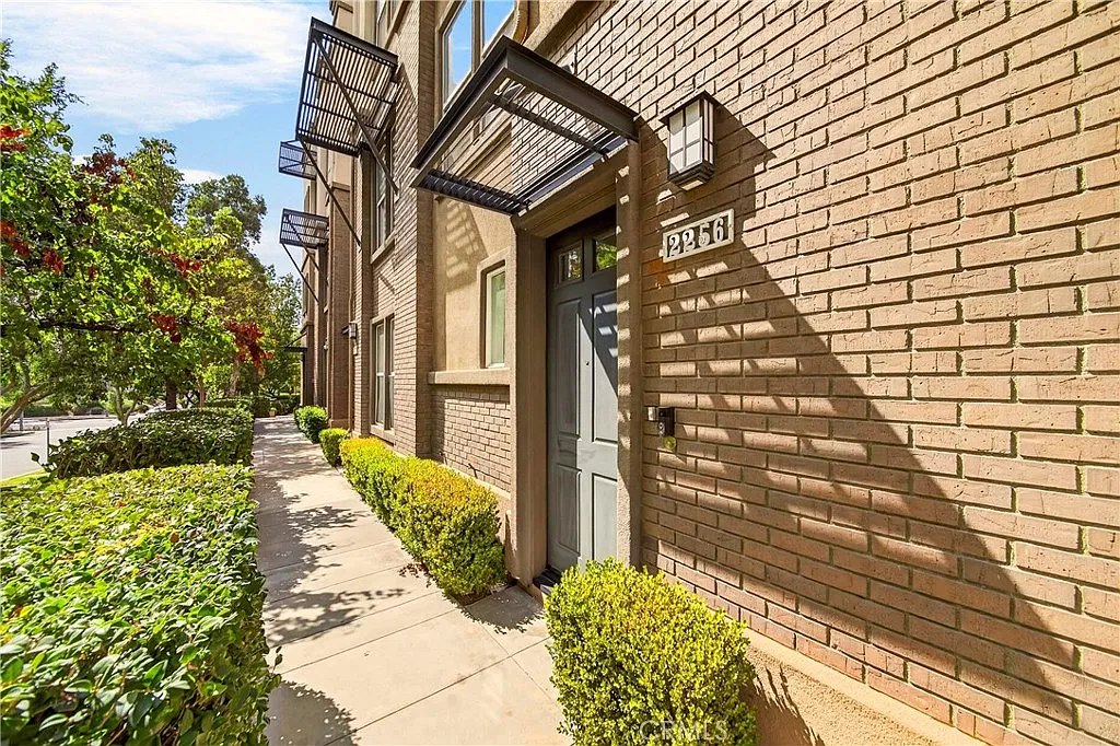 3 bed, 1777 sqft, $4,100 — Photo 3