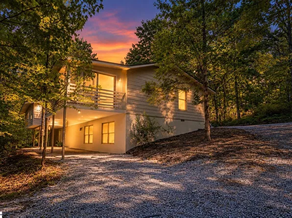 215 Hearthstone Ridge Rd, Landrum, SC 29356