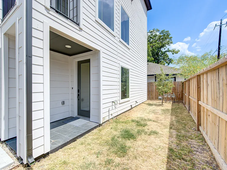 2418 Everett St — Photo 35