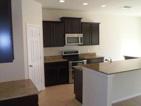 Kitchen - Stainless Appliances, Granite Countertops, Maple Cabinets
