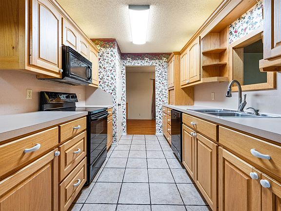 4th image of 211 Cheryl St
