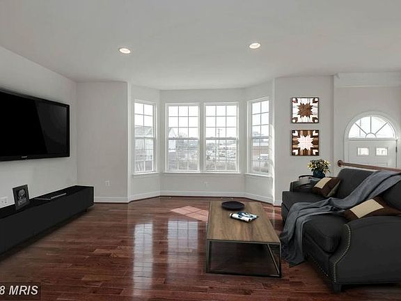 Living Room (1 of 3)