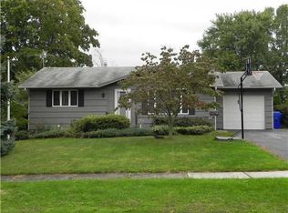 69 Rollingwood Dr, Rochester, NY 14616