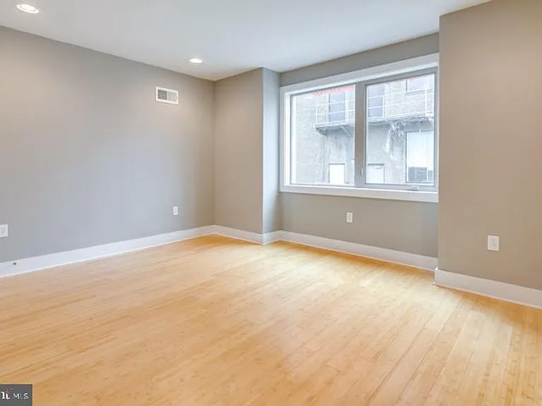 133 E Allen St — Photo 17
