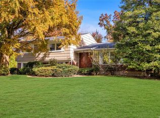 2 Lake Rd W, Great Neck, NY 11020