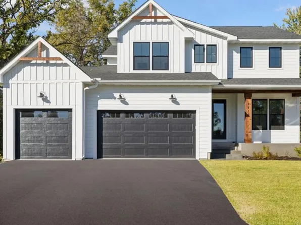 2415 Laurie Ct, Roseville, MN 55113