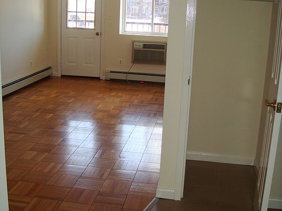 5th image of 2634 30th St APT 4C