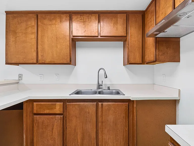 1075 Loma Ave — Photo 7