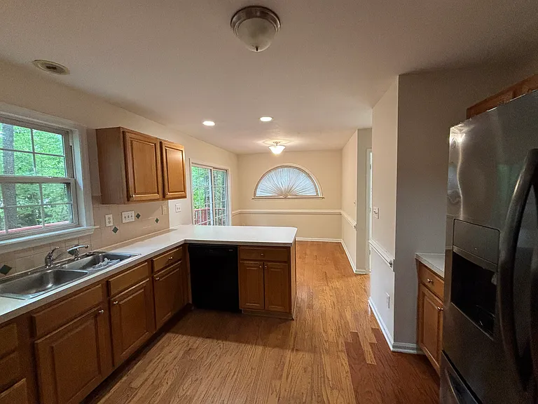 136 Trafalgar Ln — Photo 9
