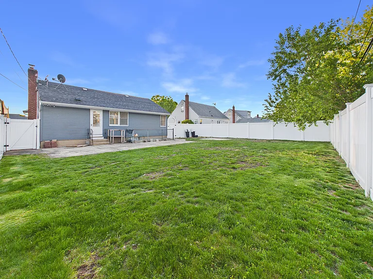 9 Ferndale Dr — Photo 12