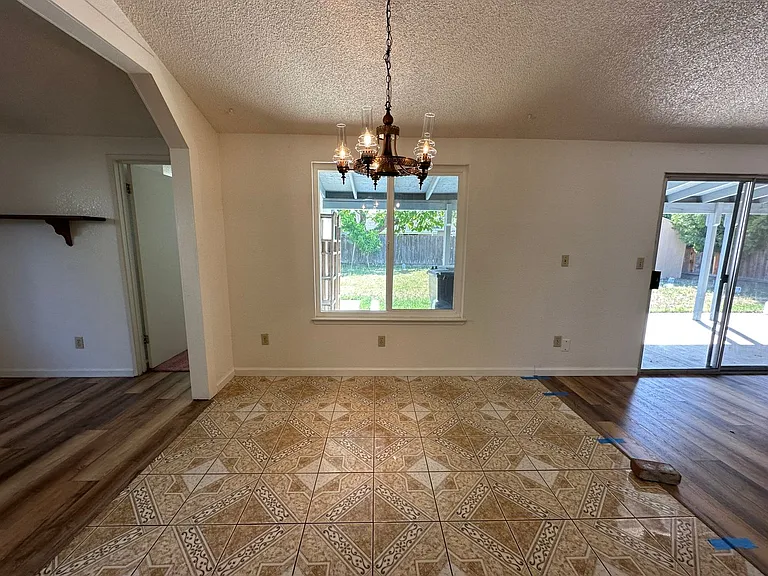 1135 Amberwood Ln — Photo 7