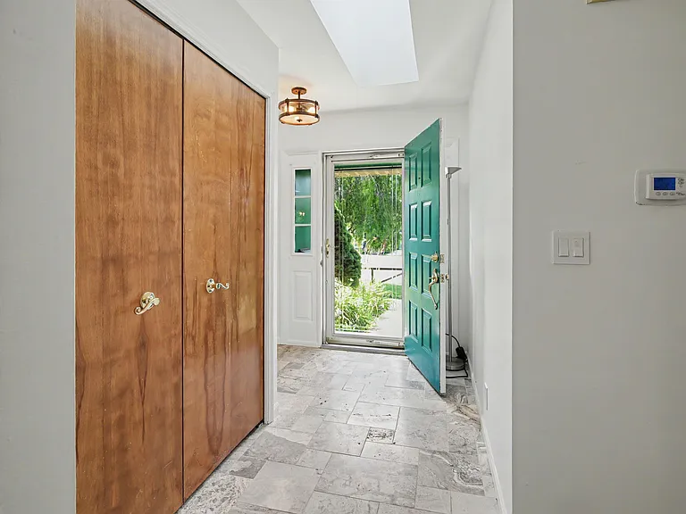 353 Hollywood Dr — Photo 2