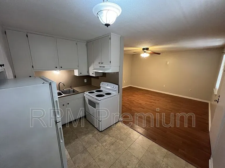 4133 Lee St #17 — Photo 5