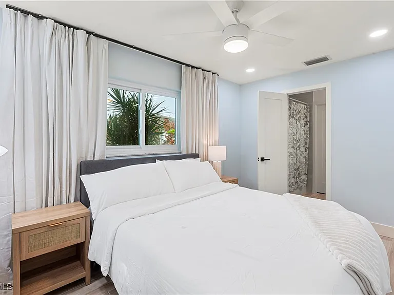 2412 La Salle Ave — Photo 26