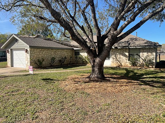 3rd image of 902 Lipan Dr