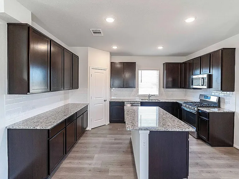 515 Clearlake Dr — Photo 6