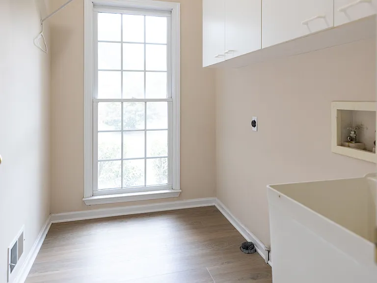 1649 Crittenden Ln — Photo 23