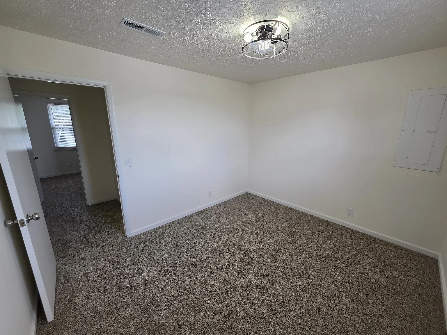 3 bed, 1.5 bath, 1039 sqft, $1,900 — Photo 4