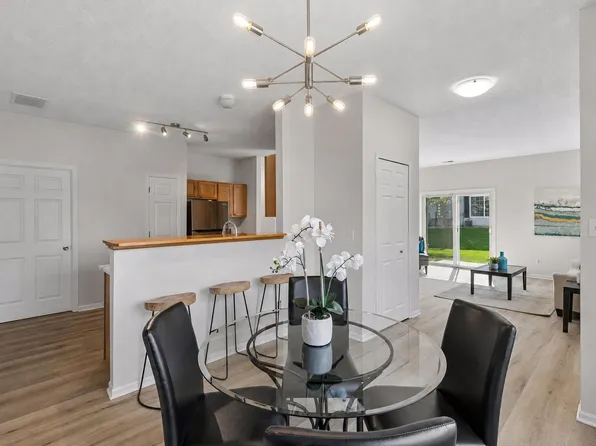 1336 Yorkshire Ln, Shakopee, MN 55379