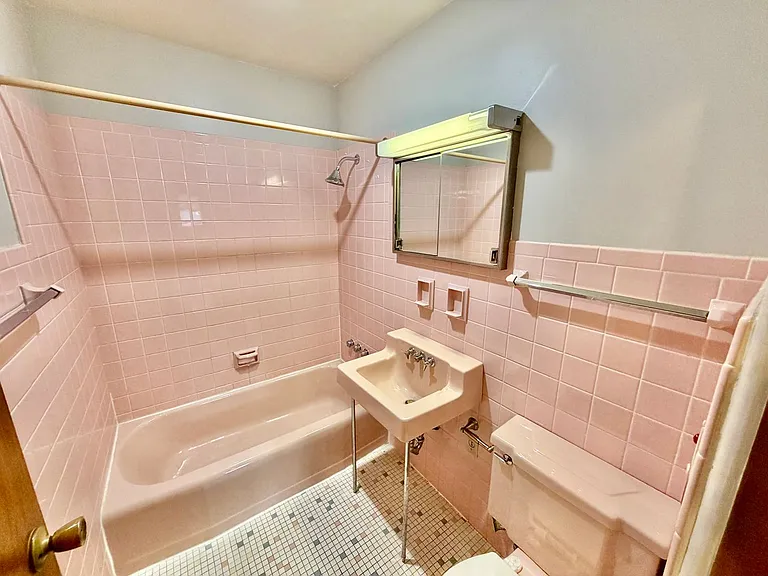 Spacious 2 Bedroom 1 Bathroom! — Photo 6