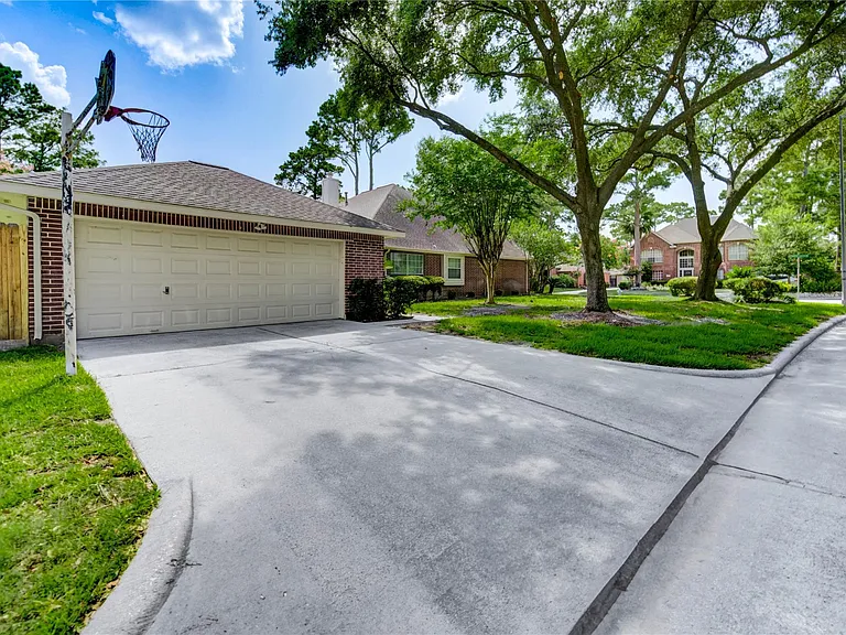 8803 Memorial Creek Dr — Photo 2