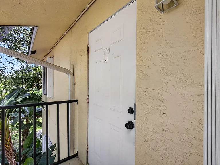708 SW Gardens Blvd — Photo 9