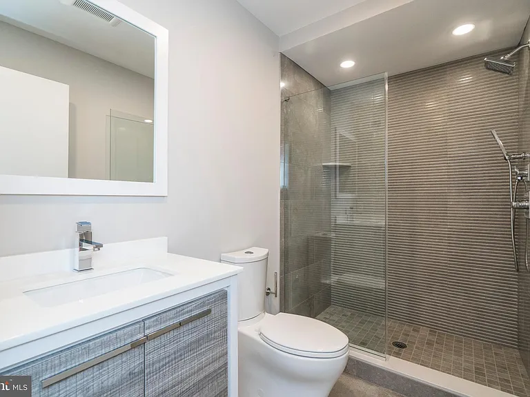 1430 Clymer St #1 — Photo 8