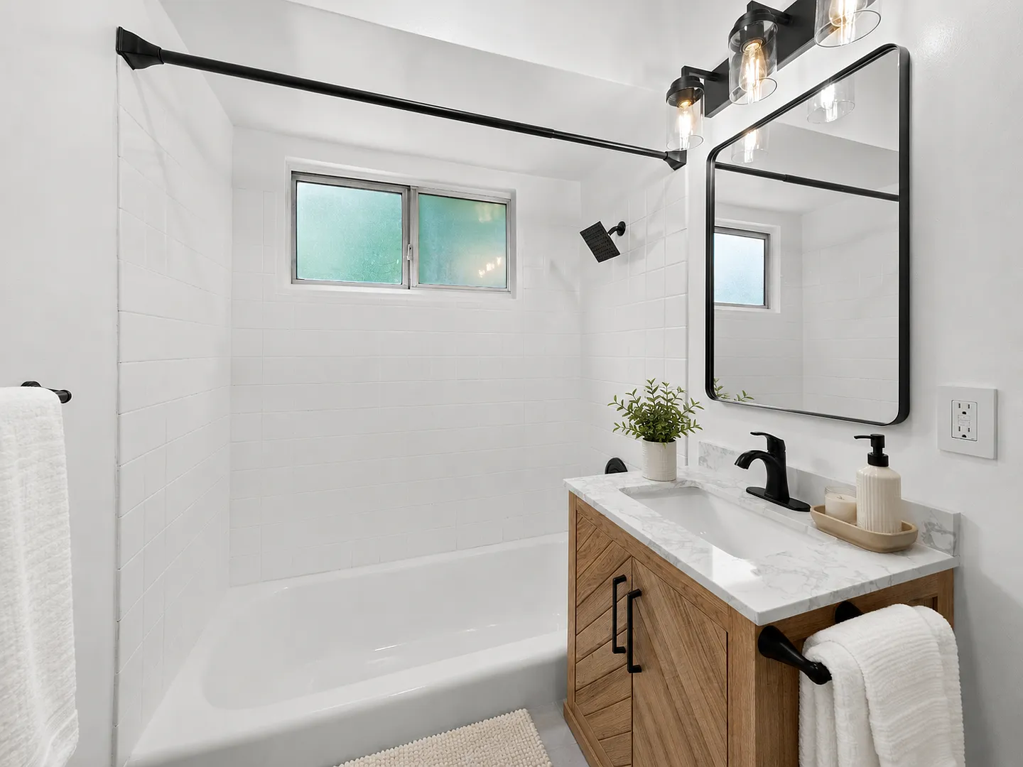 10926 Hortense St — Photo 4