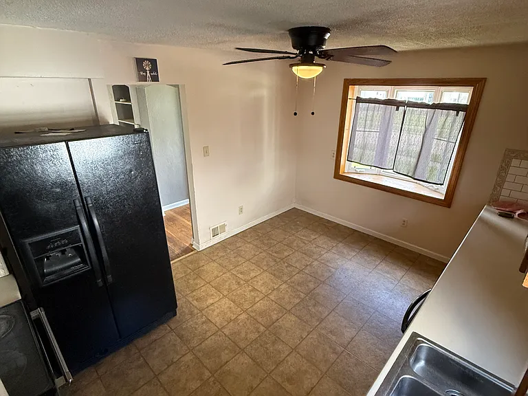 8005 Wainstead Dr — Photo 2