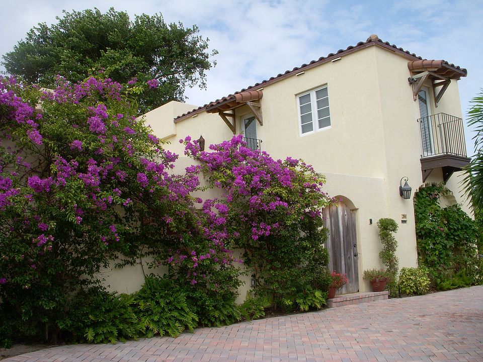 circular drive off North Flagler Drive