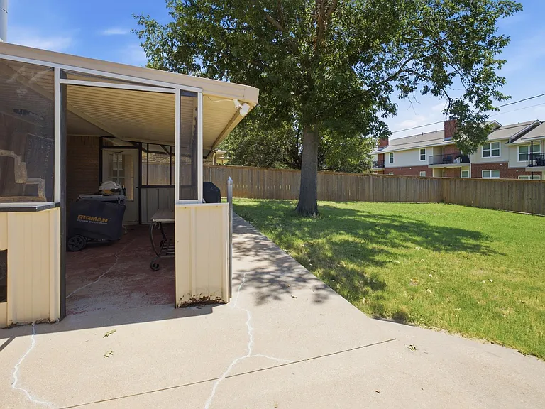 5526 Russell Dr — Photo 20