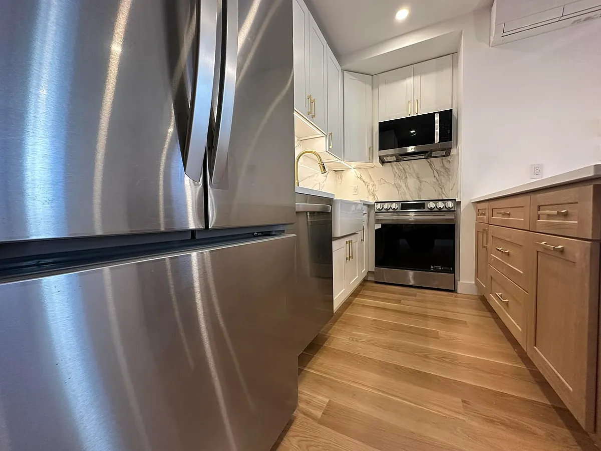 Building Photo - 706 Manhattan Ave #1