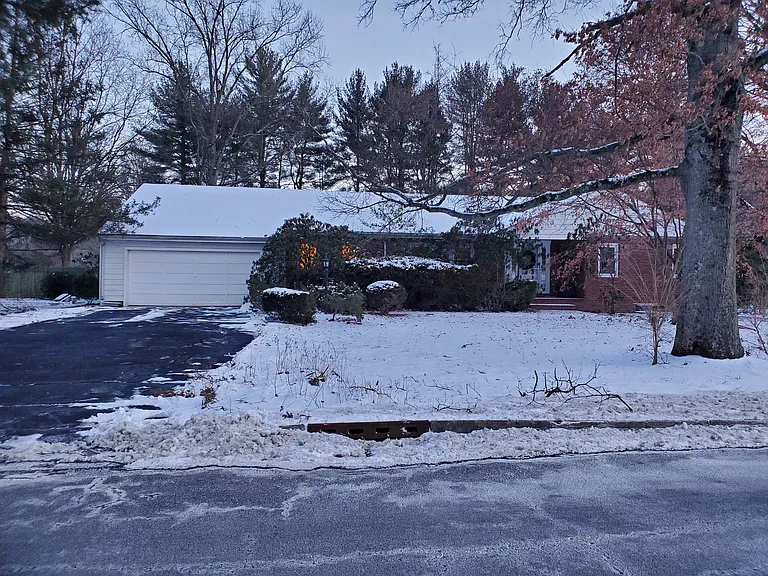 16 Edgemere Ave — Photo 1