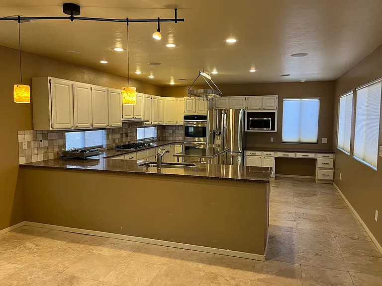 318 Sunset Park Dr — Photo 3