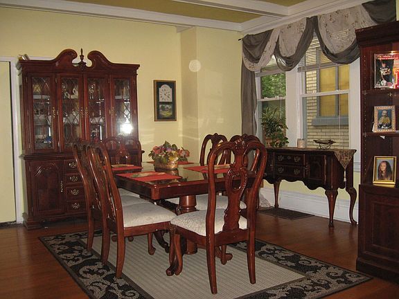 Huge formal diningroom