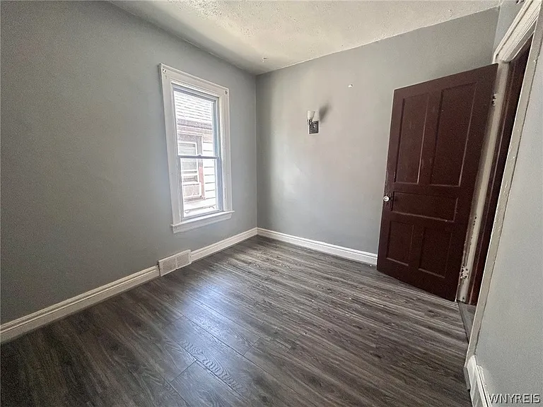 151 Amber St #UPPER — Photo 7