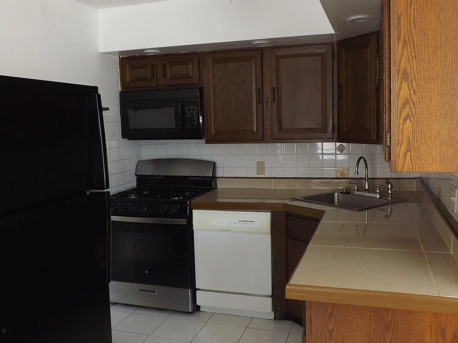2 bed, 920 sqft, $1,400 — Photo 3